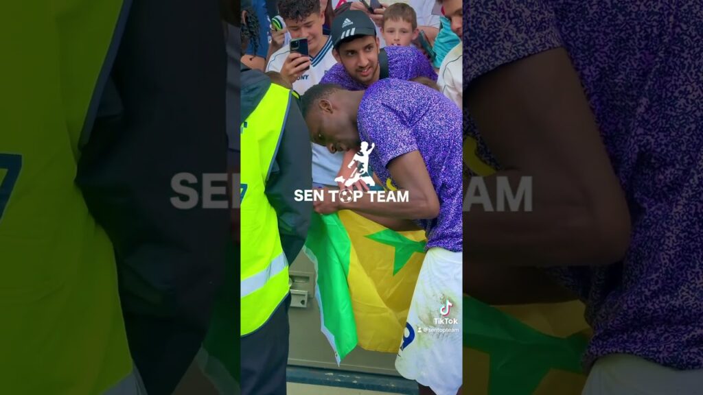 Les supporters de tottenham, avec le drapeau du Sénégal en hommage à Pape Matar Sarr