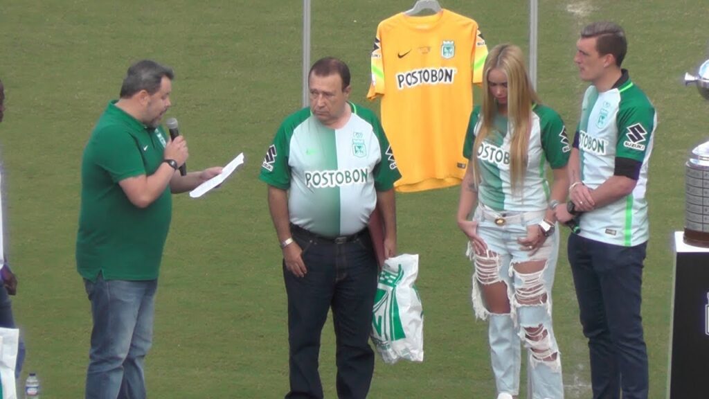 Entrega de placas a Armani en su despedida en el Atanasio...