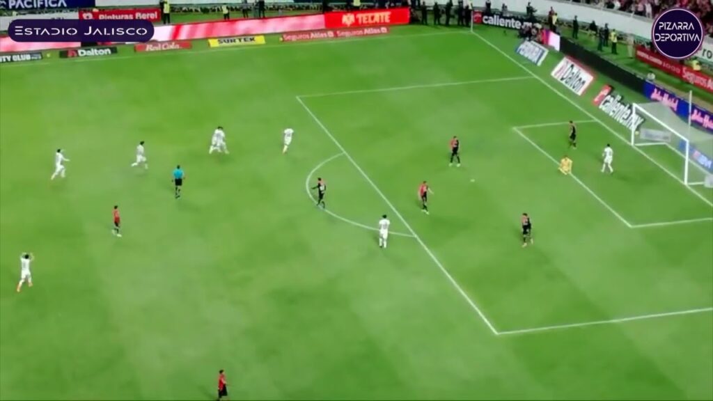 Roberto Alvarado con un poema de gol que poema golazo  que abre el marcador en el clásico tapatío