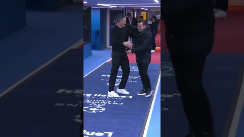 Luis Enrique gives Xavi Hernández a friendly welcome to Paris 🥊 🤣