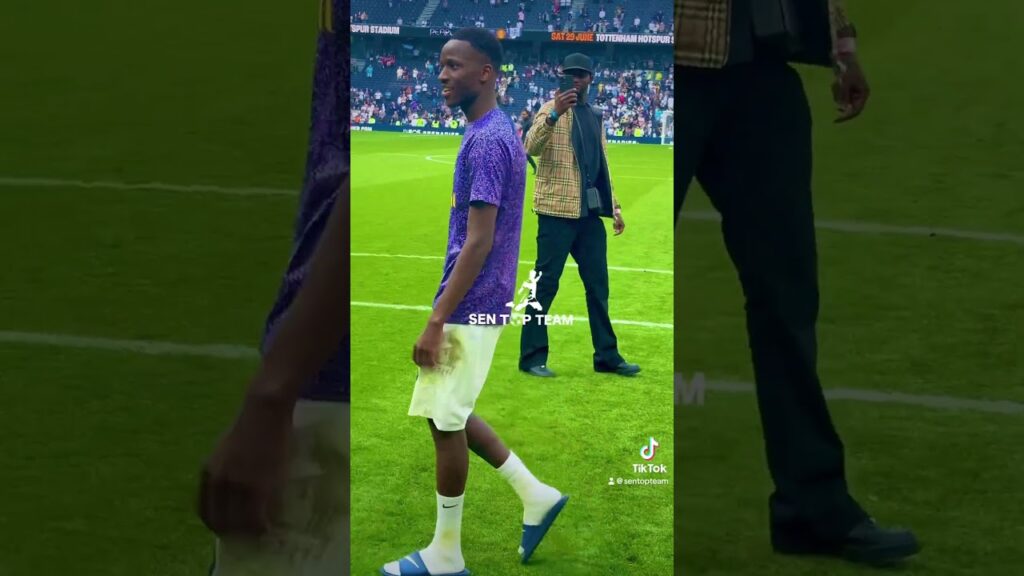 Pape Matar Sarr applaudi par les supporters de Tottenham