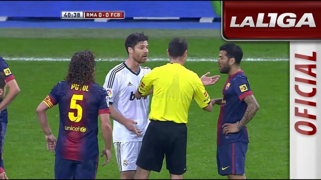Rifi rafe entre Álvaro Arbeloa, Dani Alves y Xabi Alonso
