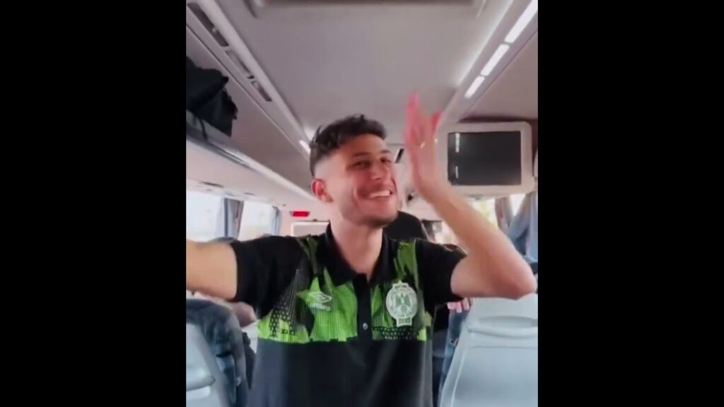 لاعبو الرجاء يحتفلون بالفوز على حسنية أكادير وبالتأهل إلى نصف نهائي كأس العرش..