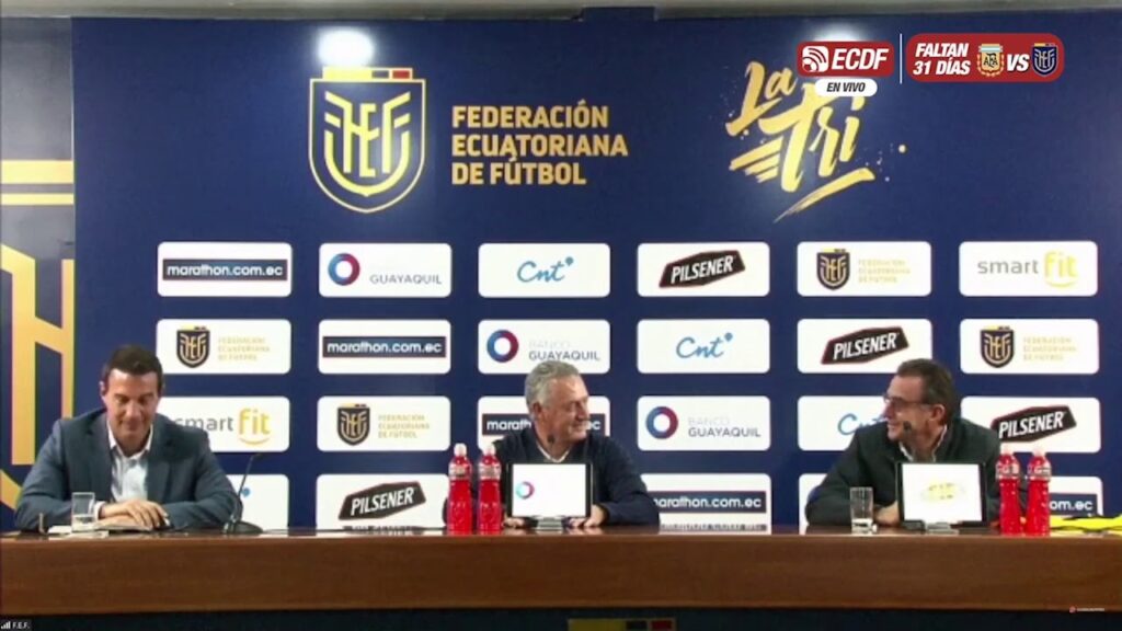 Gustavo Alfaro con la camiseta de La Tri