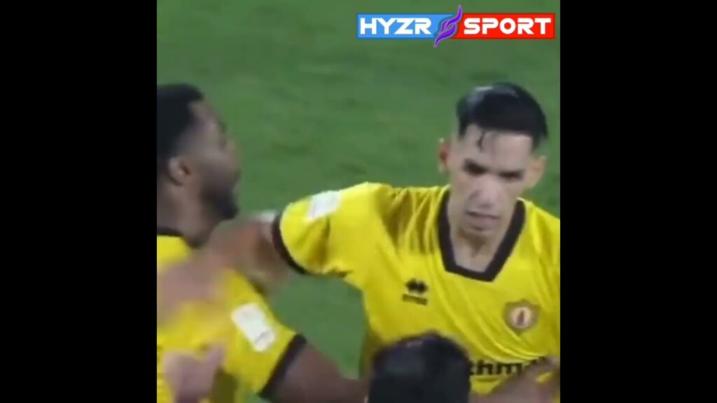 بدر بانون يشتم ويسب الحكم بكلام قبيح بعد طرده خلال مباراة قطر والوكرة في كأس أريد 🤬