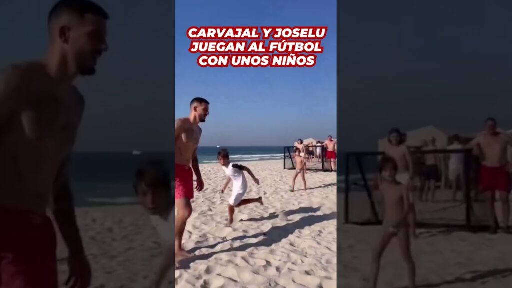 CARVAJAL y JOSELU juegan al FÚTBOL en la PLAYA con unos NIÑOS