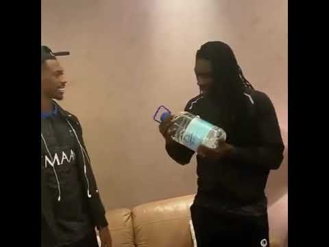 محمد كنو يهدي "قوميز" ماء زمزم ، ويأمل منه اعتناق الإسلام قريبًا "الله يهدي قلبة للإسلام 🤲🏻