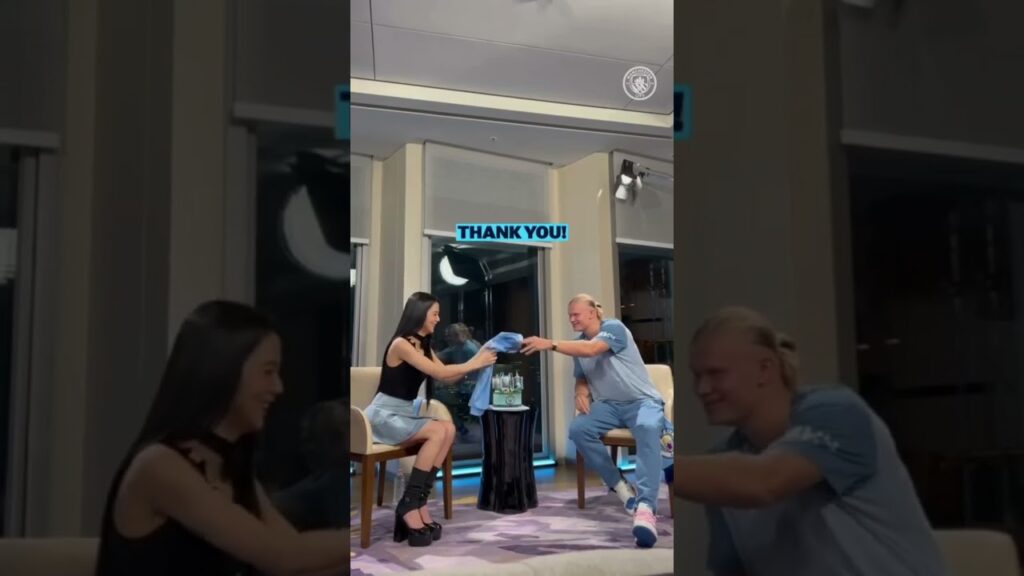 Erling haaland remets son maillot à une fille qui est super fan de lui et de Manchester city