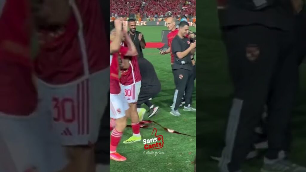 لاعبو الأهلي يتضامنون مع علي معلول بحركة خاصة