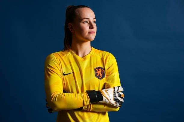 Van Domselaar on a possible transfer to Arsenal: “For me, the past 10 weeks have been all about my recovery. There are rumors but at the moment, the national team is the most important thing. We’ll see later. Do I fancy it? Of course, you want to win trophies.” [sportnieuws]