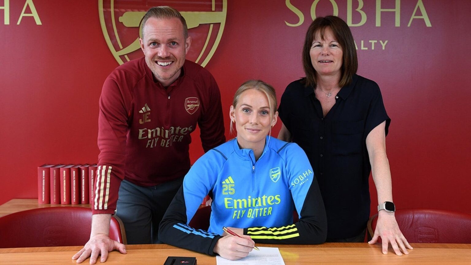 Stina Blackstenius signs new deal with the club