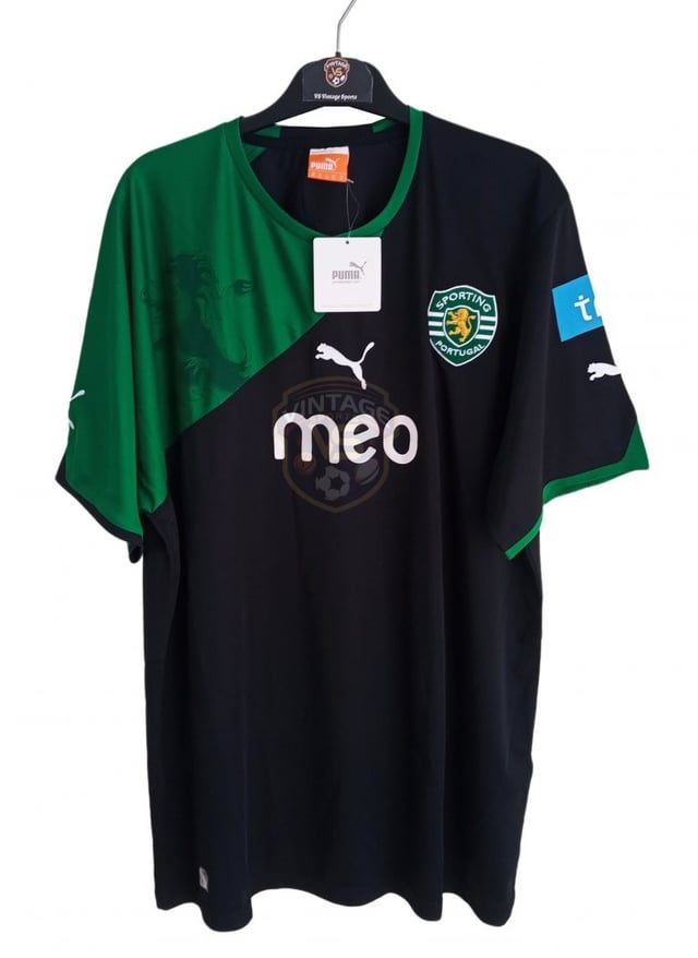 Só eu é que hoje olho para as camisolas antigas (entre 2002 e 2011) e acho estranhíssimo não terem o SCP por cima do símbolo?