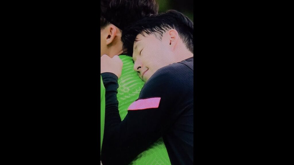 어느덧 거의 최고참인 손흥민! 승규형에게 살포시 기대기 #shorts