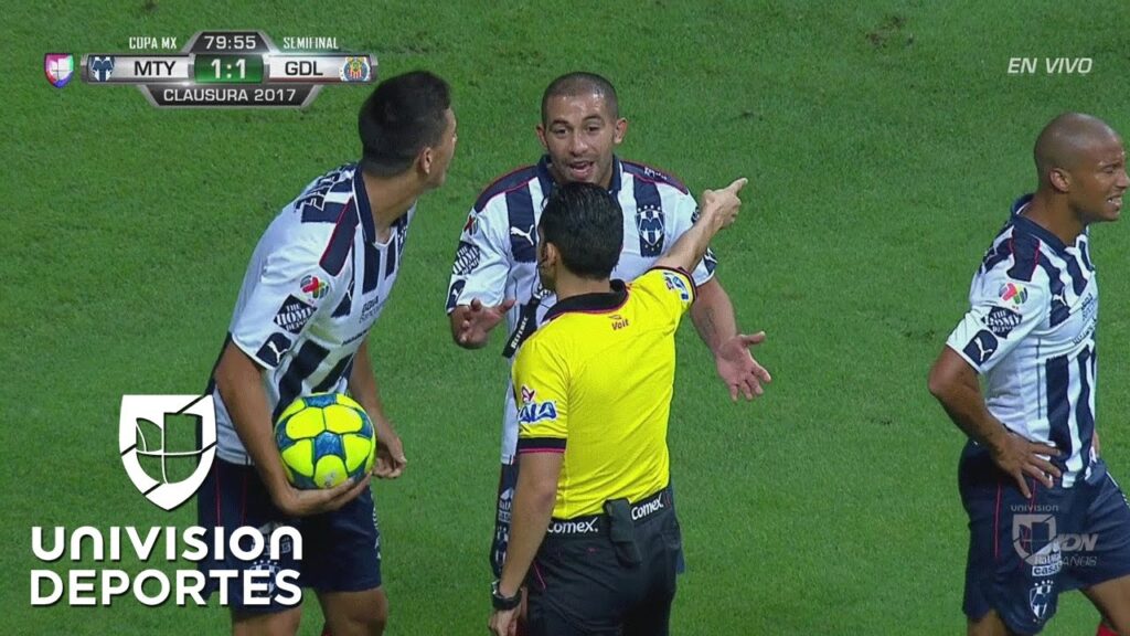 Polémica falta dentro del área de César Montes sobre Carlos Fierro