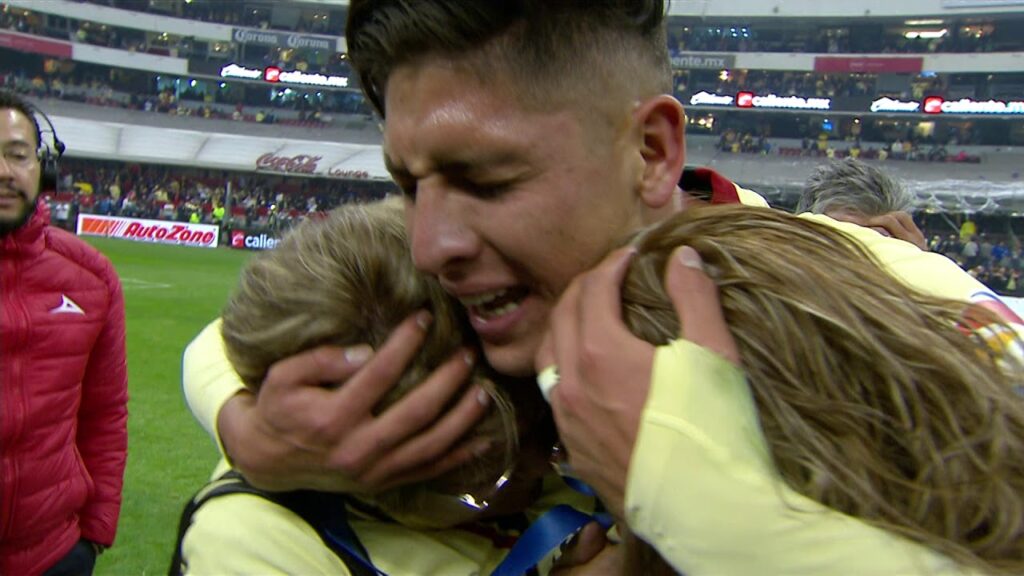 Edson Álvarez celebra con su familia el campeonato y sus goles en la Final.