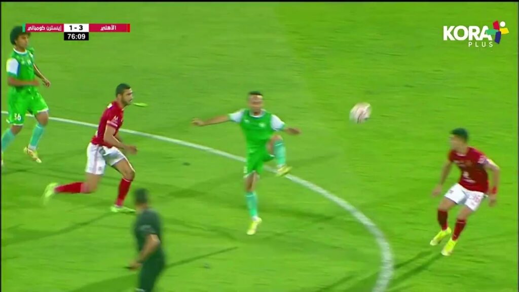 تسديدة قوية من فراس عيفية يسجل منها هدف إيسترن كومباني الأول في شباك الأهلي