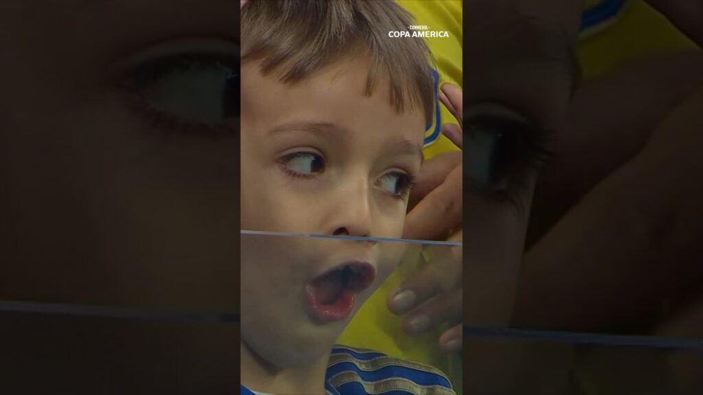 When Alexander Domínguez denied Cavani's incredible attempt ❌ #FeelTheGreatness