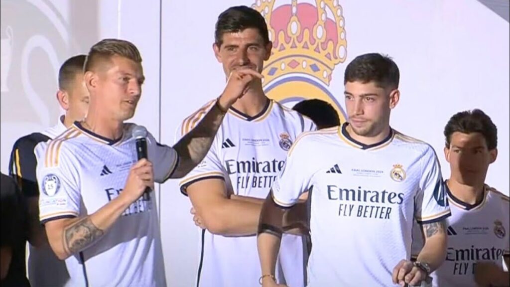😢 Toni Kroos Announcing Fede Valverde will Wear his No.8 Shirt 😍 | Real Madrid Bus Parade UCL 2024