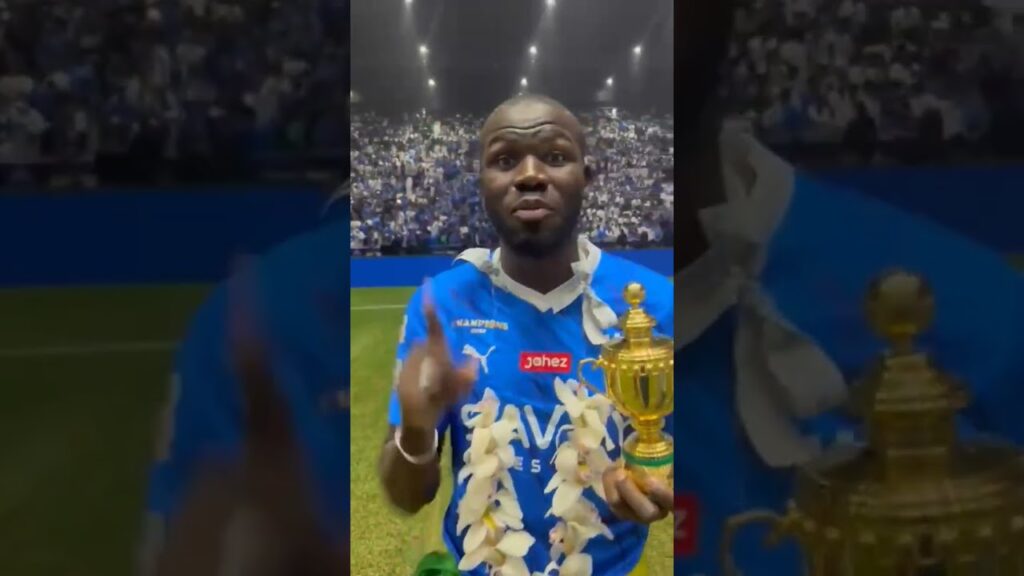 Kalidou Koulibaly célèbre son titre de champion d'Arabie Saoudite avec le drapeau du 🇸🇳  Gaïnde 👏🏿