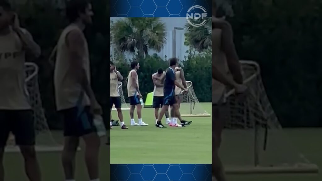 Leo Messi le muestra sus músculos a Rodrigo De Paul