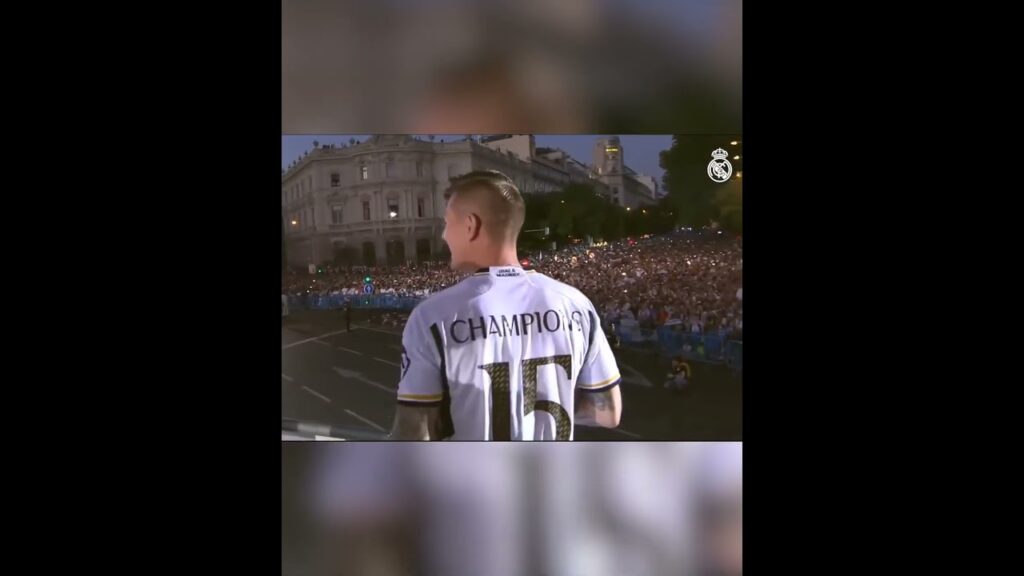 Toni Kroos sorprende a Fede Valverde con la 8 del Real Madrid  🥺🤍  (vía: @realmadrid) #shorts