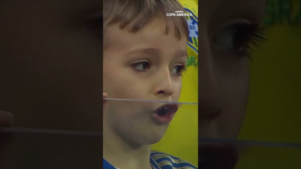 When Alexander Domínguez denied Cavani's incredible attempt ❌#football #sports #shortsvideo