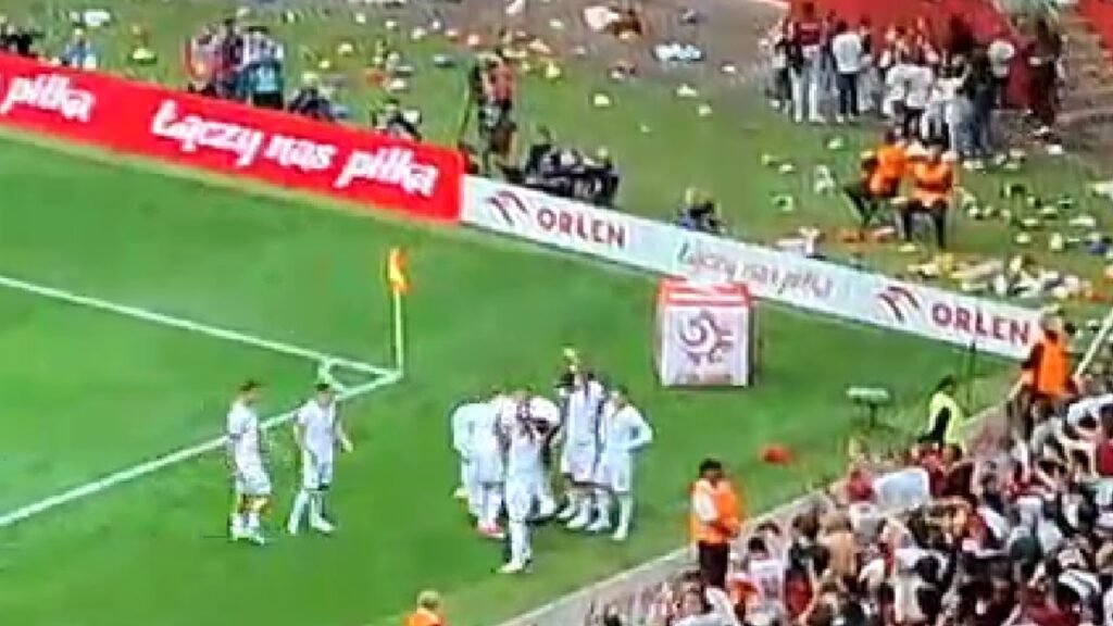 Akcja "Dorzuć misie" na meczu z Turcją. Karol Świderski i radość po bramce na 1:0 | 10.06.2024