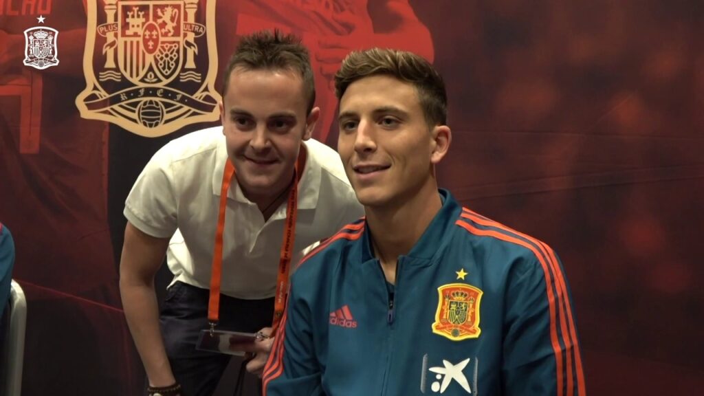 Kepa Arrizabalaga, Dani Ceballos y Pau Torres, con la afición de España en Oslo (Noruega)