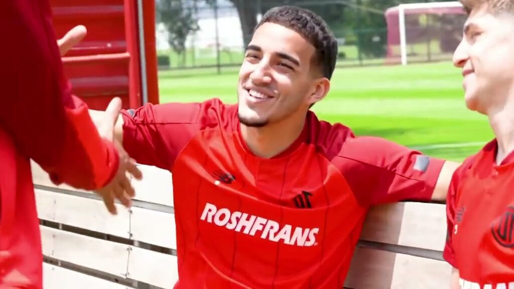 𝘏𝘶𝘦𝘭𝘦 𝘢 𝘯𝘶𝘦𝘷𝘰 👃🏼👺😘¡Bienvenido al rojo, Jesús Gallardo! 💋#TodosJuntos | #TuMismaSangre