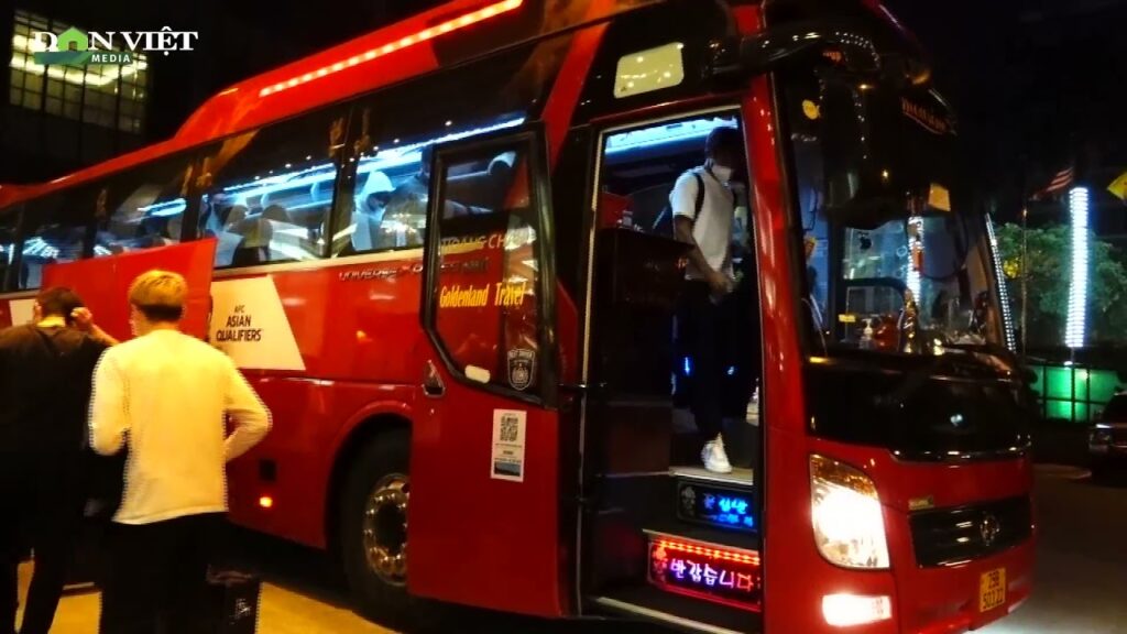 Takumi Minamino và dàn sao châu Âu bơ phờ đổ bộ tới Hà Nội