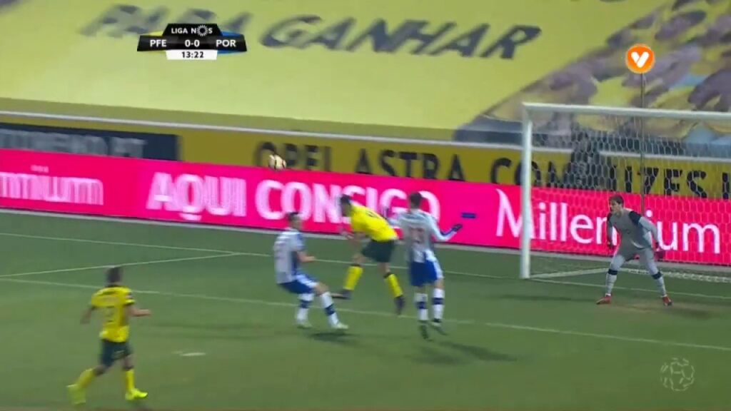 Paços de Ferreira x FC Porto: Grande penalidade de Alex Telles?