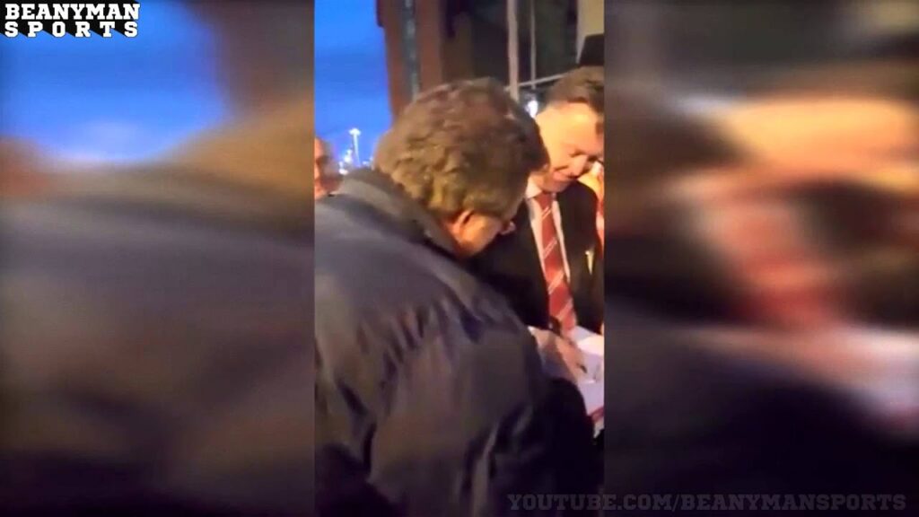 Louis van Gaal Hilariously Chants His Own Chant "Louis van Gaal's Red Army' !