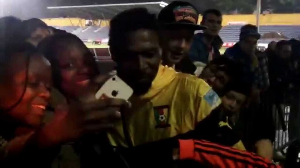 [okabol.com] CMR-PAR 1-2. Rigobert Song et des fans