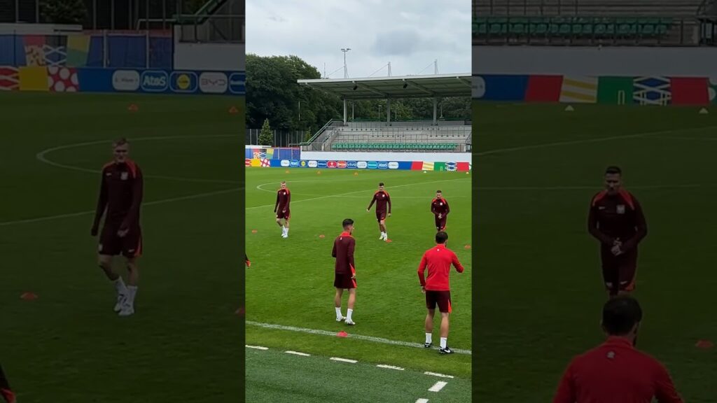 Karol #Świderski już trenuje z drużyną. Robert #Lewandowski przyglądał się z góry