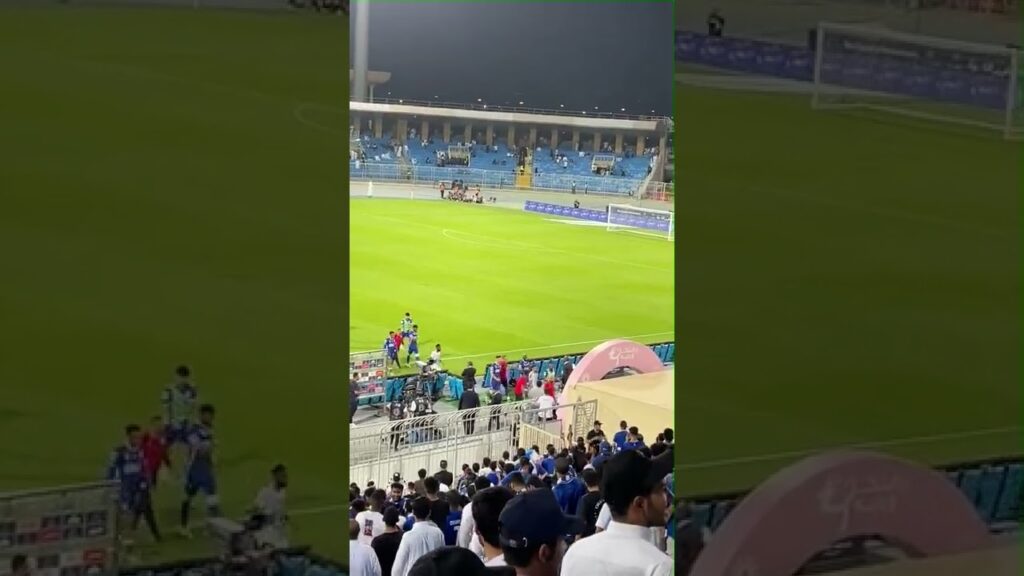 جماهير الهلال تحيي اللاعبين بعد اللقاء