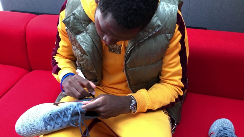 RB Leipzig-Star Ibrahima Konaté stiftet seine Schuhe