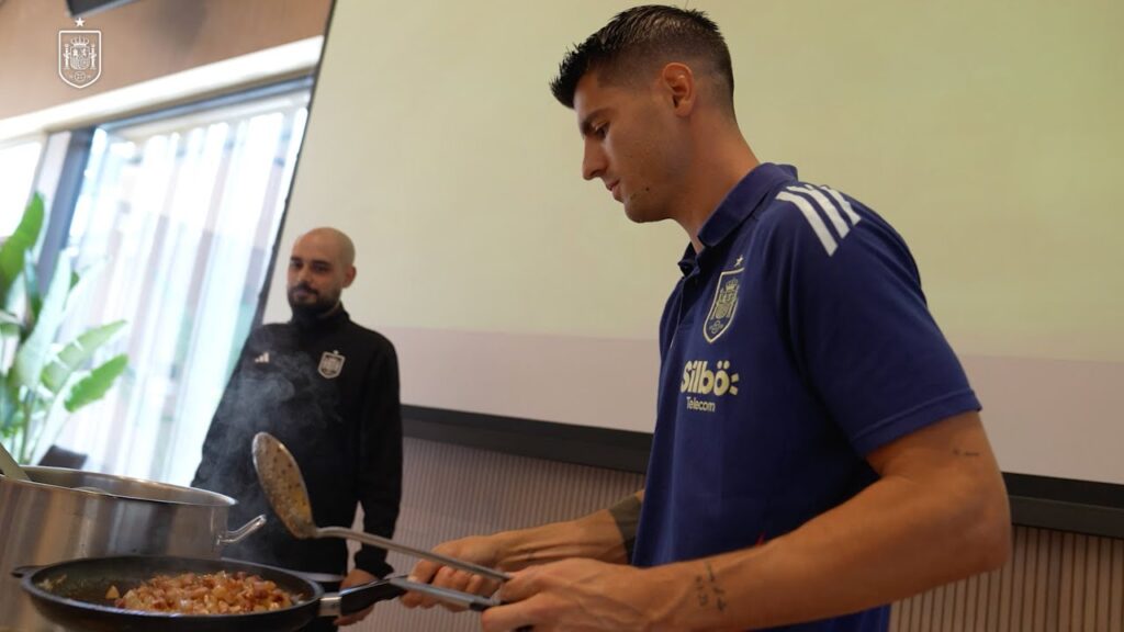 Álvaro Morata cocina para sus compañeros de la Selección una carbonara rica rica | 🔴 SEFUTBOL