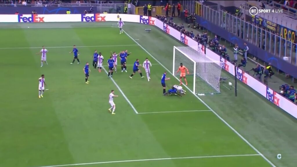 Denzel Dumfries dodge vs Barcelona