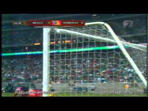 Atajada de Talavera + Aficionado en la cancha - México vs Honduras - 22/06/11 - TV Azteca