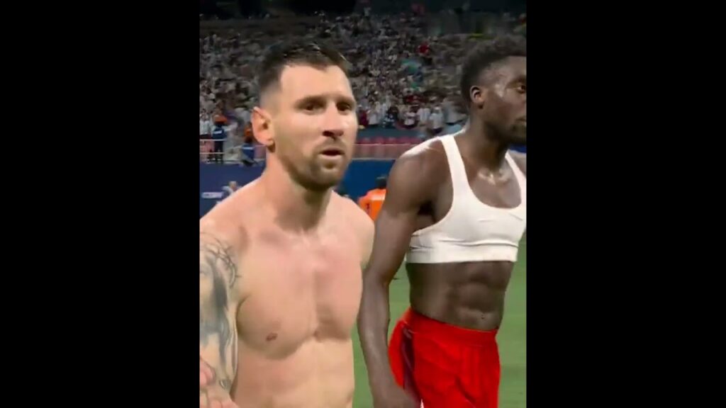 مدافع ميامي السابق كمال ميلر يعانق ميسي ويلحق به بعد مباراة الأرجنتين وكندا