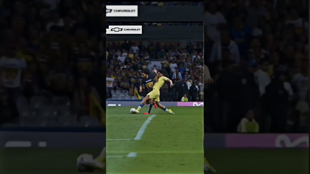 Chino Huerta vs. Kevin Alvarez En El Clasico 🍿🔥 #ligamx #clubamerica #pumas #mexico #kevinalvarez