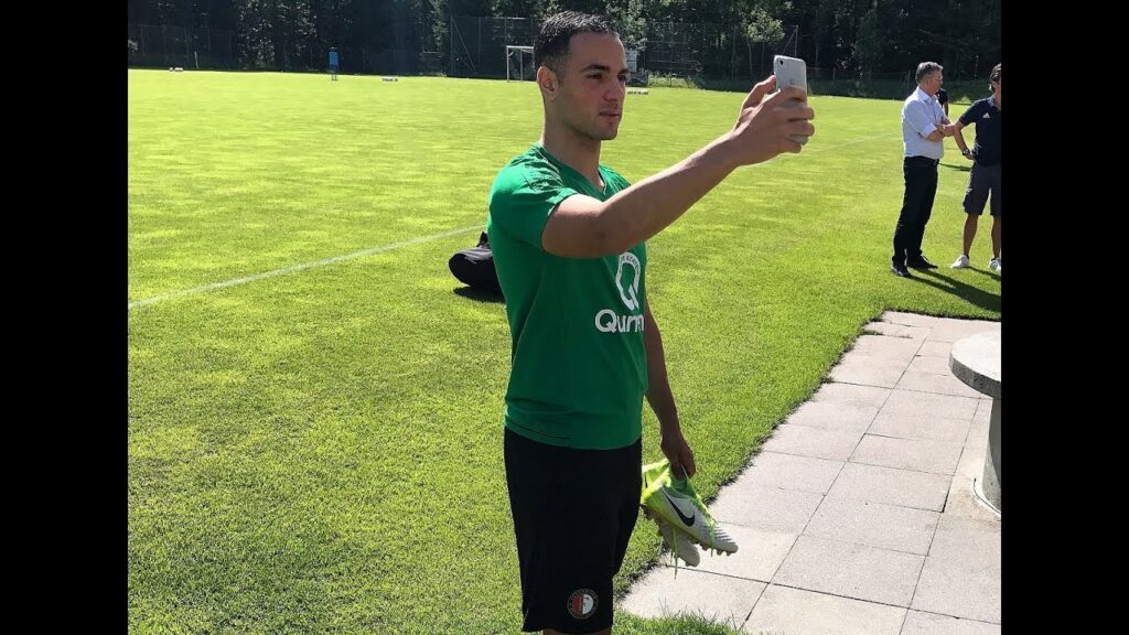 Sofyan Amrabat neemt Instagram-account Feyenoord over