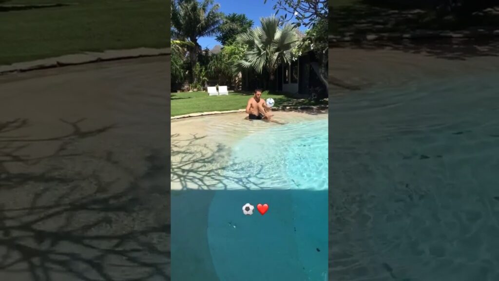 Stefan de Vrij stakanovista: palleggia anche in piscina!