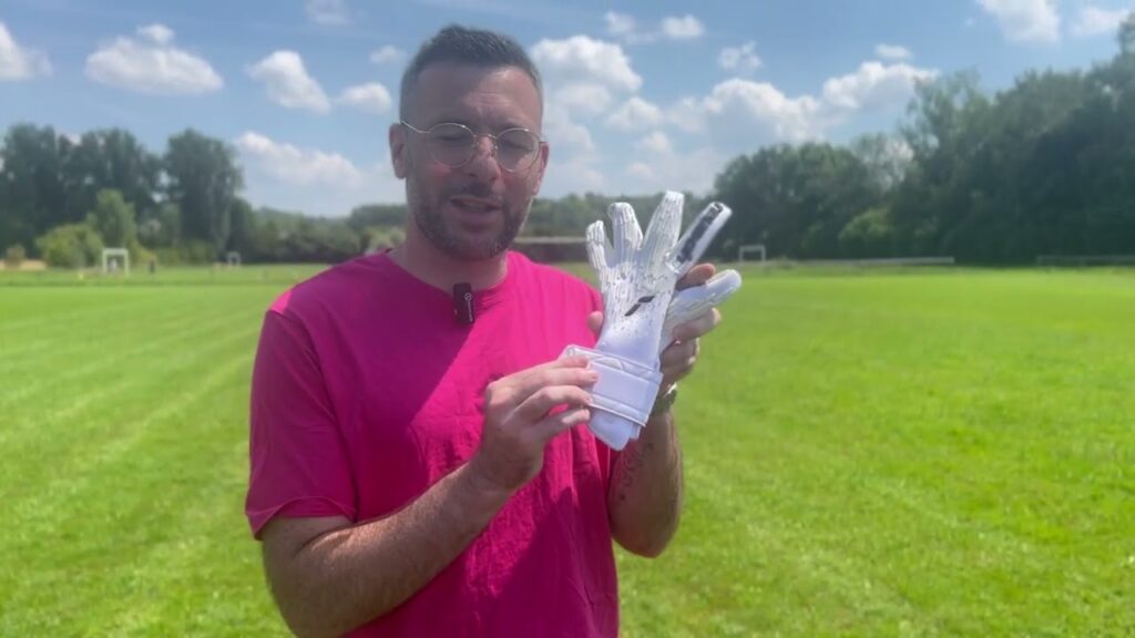 Le gant porté par Unai Simón à l' EURO 2024 - Reusch Attrakt Freegel Fusion