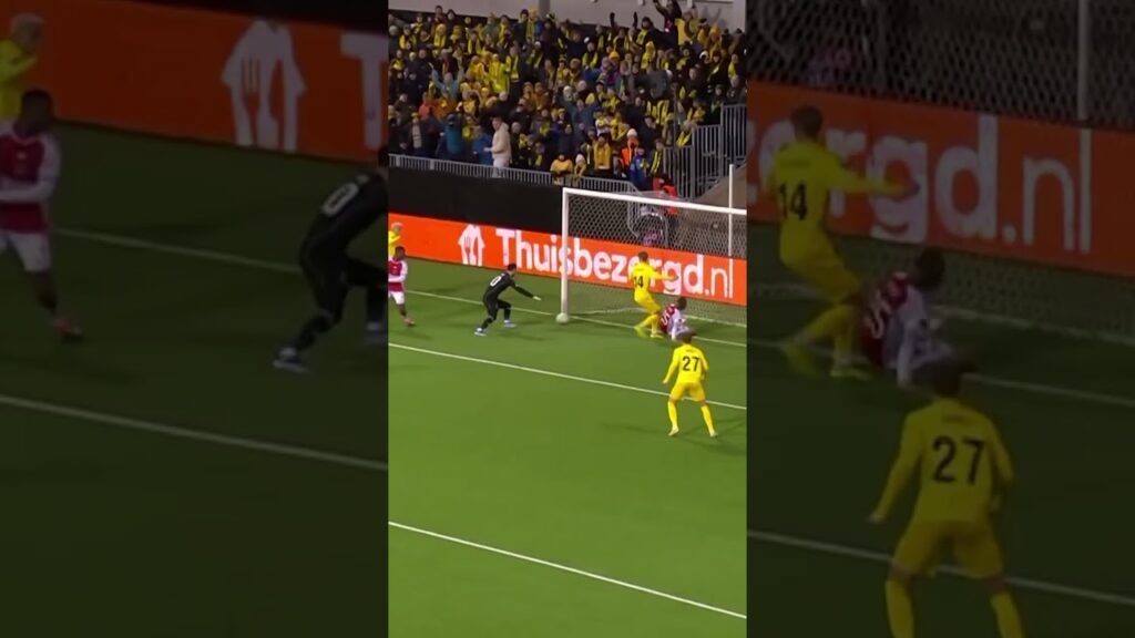 🙅‍♂️ Sensational from Borna Sosa 👏#UECL