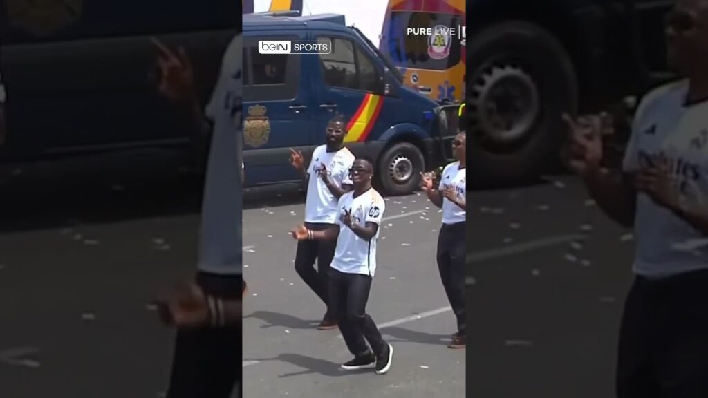 🤣🕺🏆 La danse de la victoire hilarante des joueurs du Real Madrid ! #shorts 🤣🕺🏆 La danse de la victoire hilarante des joueurs du Real Madrid ! #shorts