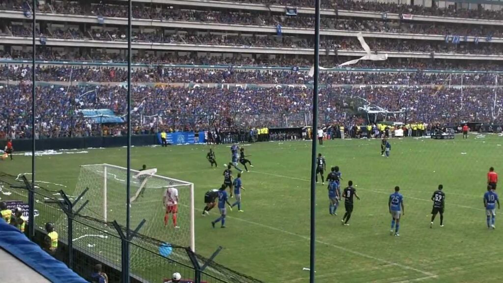 Final 2011 Estadio Capwell | Jugadota de Ángel Mena en el área