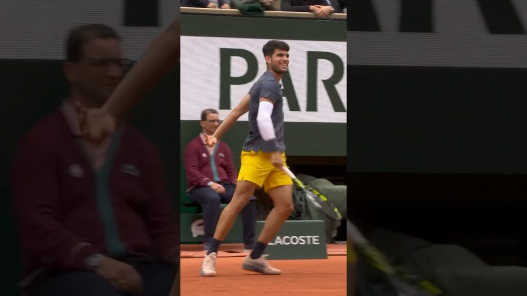 Carlos having some fun with the Chatrier crowd 😂