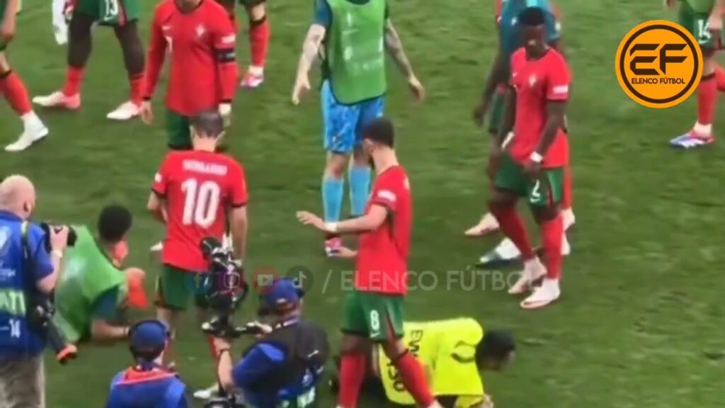 🇵🇹👮🏻‍♂️😀 Gonçalo Ramos fue derribado por un guardia de seguridad