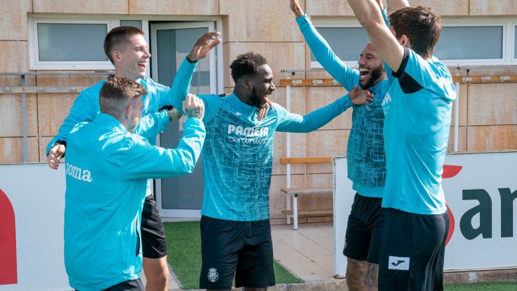 Los compañeros felicitan a Boulaye Dia